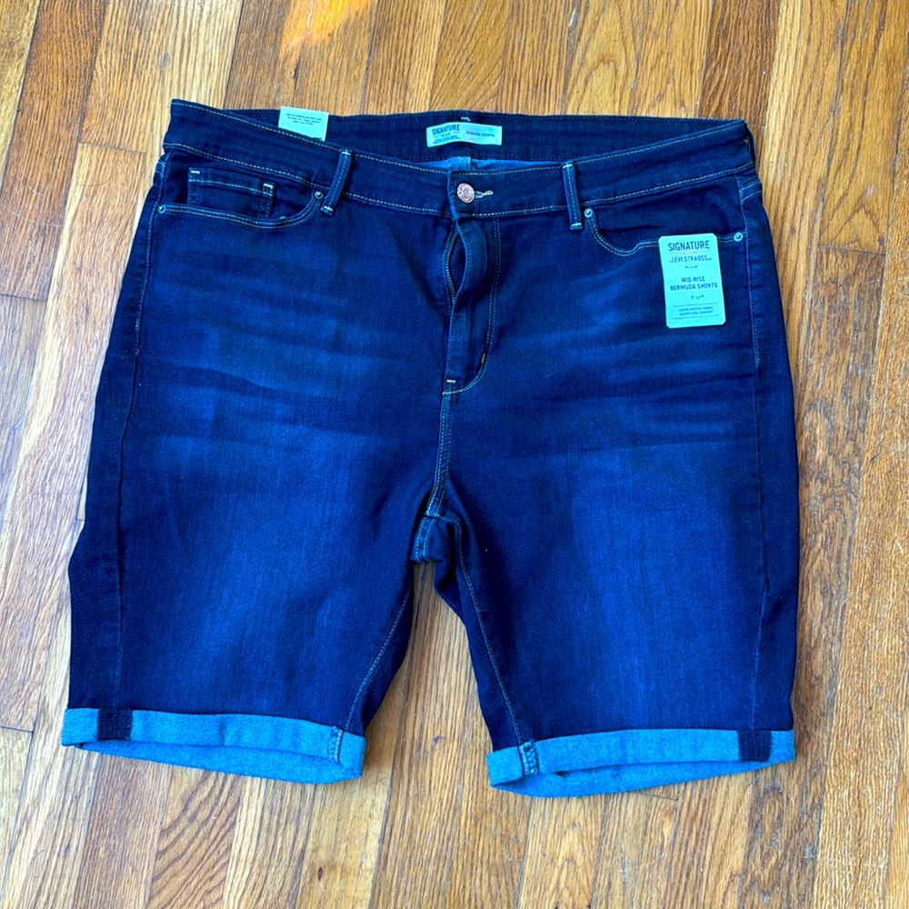 Levis Signature Gold women’s mid-rise bermuda shorts, size 20 or 26 - NWT